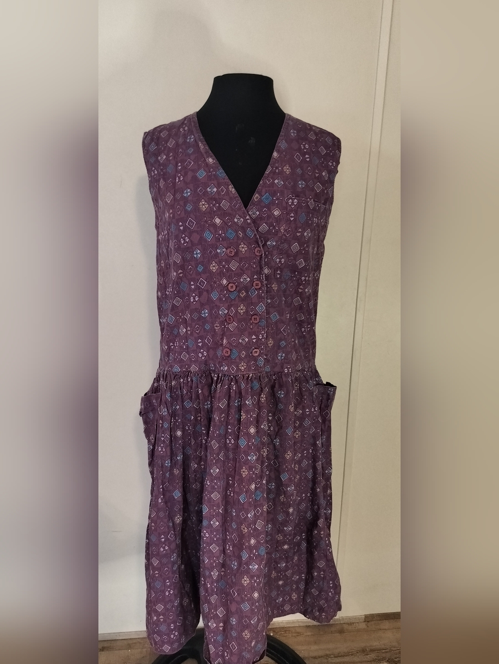 Sleeveless V-Neck Midi Dress in Deep Purple Print